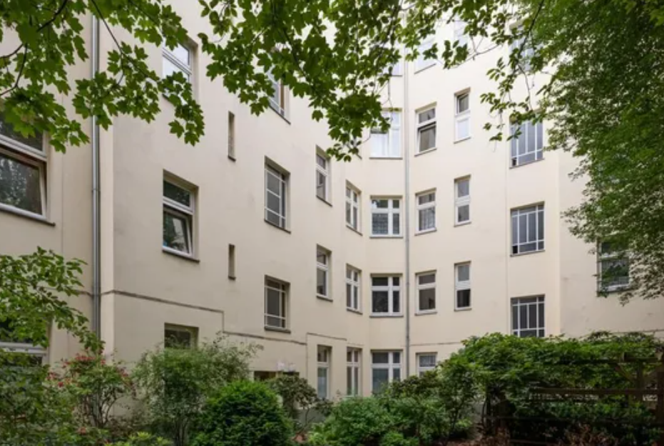 Residential property with charming 1-room apartment in a historic building in Neukölln in Berlin — photo 3