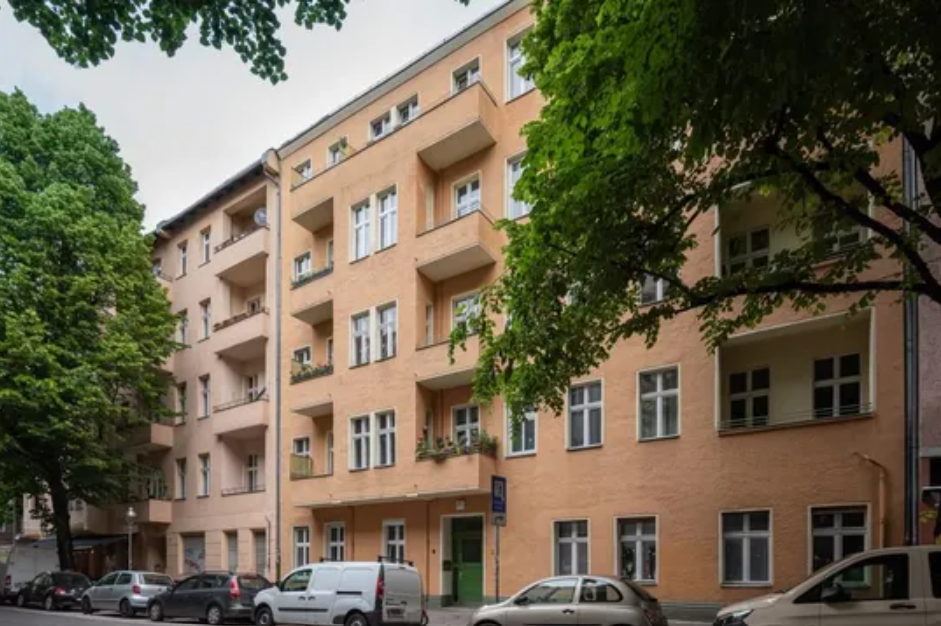 Residential property with charming 1-room apartment in a historic building in Neukölln in Berlin — photo 4