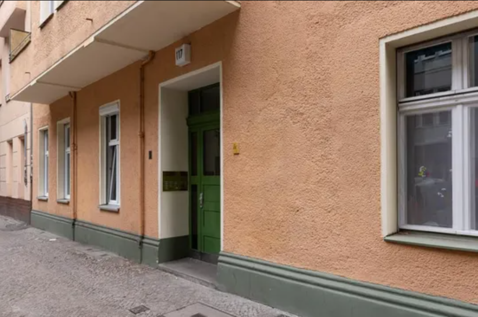 Residential property with charming 1-room apartment in a historic building in Neukölln in Berlin — photo 5