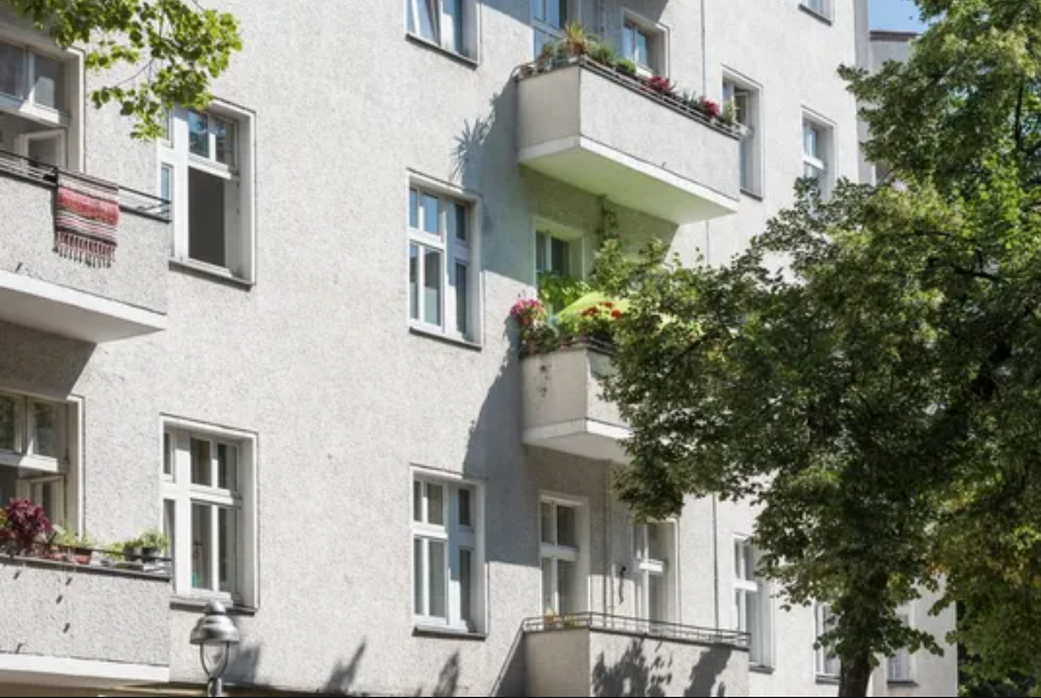 Become a homeowner: Rented 2-room apartment with balcony in Neukölln in Berlin — photo 2