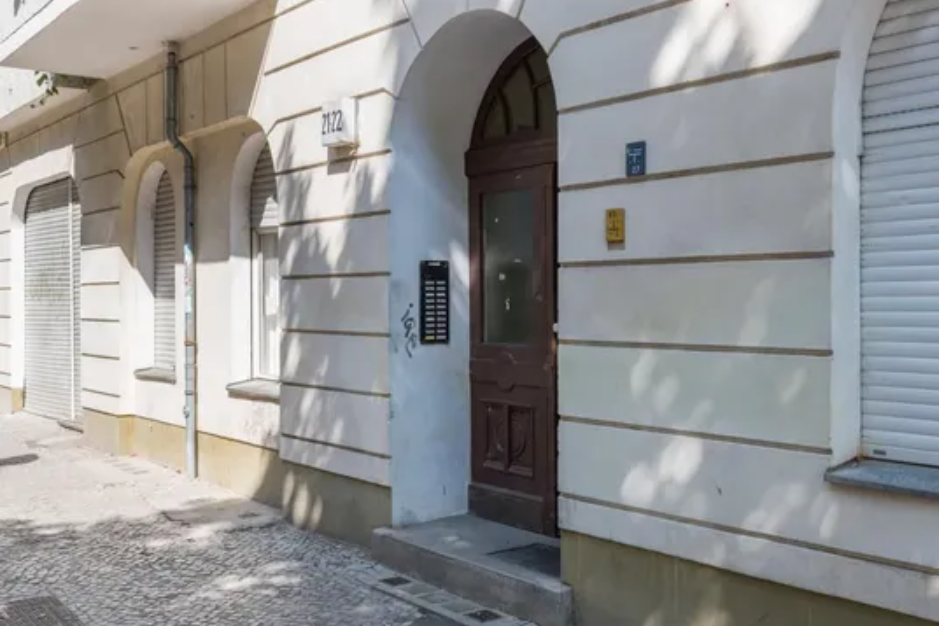 Become a homeowner: Rented 2-room apartment with balcony in Neukölln in Berlin — photo 3