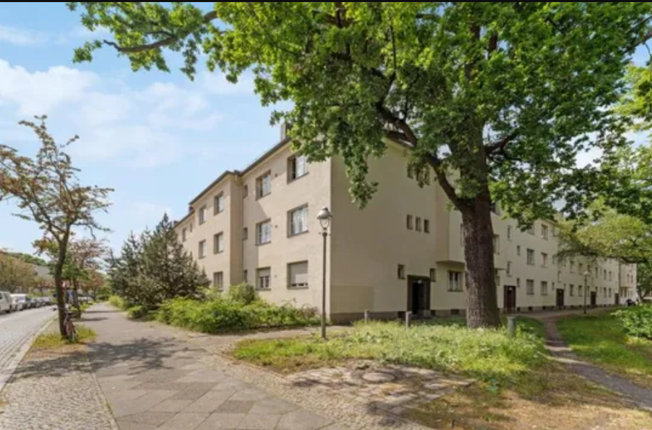 Investment! Bright rented apartment in a listed residential complex in Berlin — photo 4