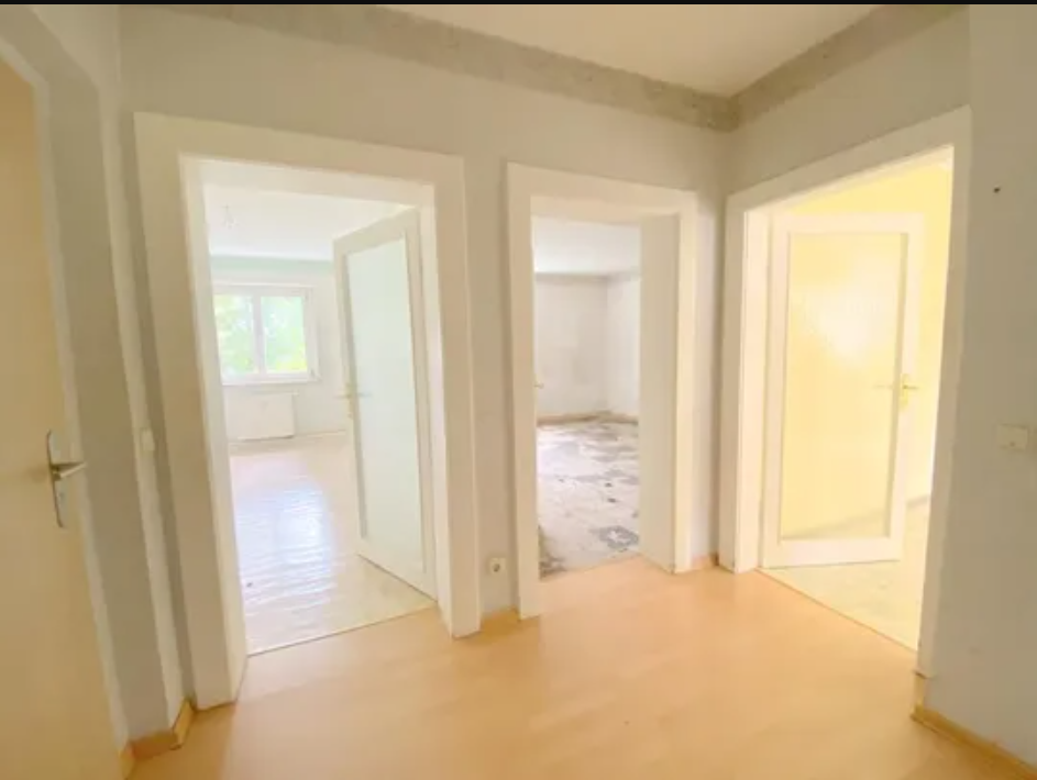Ready-to-move-in 2-room apartment in need of renovation with potential – beautiful living at Dohnaer Platz! in Dresden — photo 3