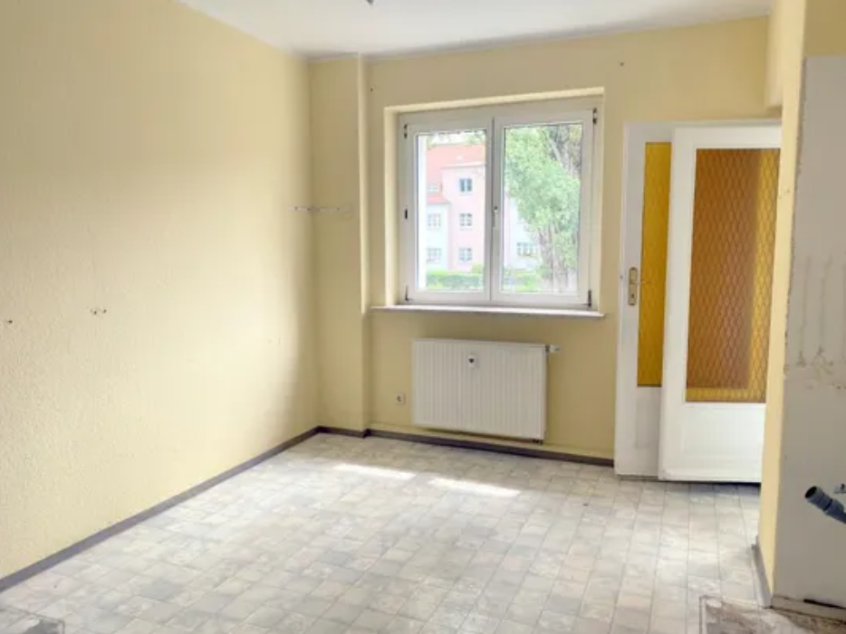 Ready-to-move-in 2-room apartment in need of renovation with potential – beautiful living at Dohnaer Platz! in Dresden — photo 4