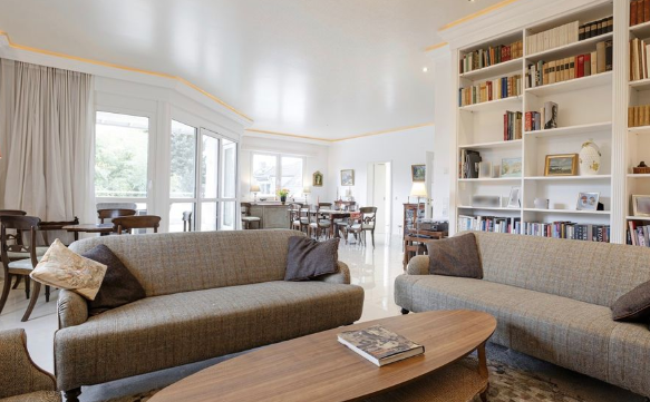 Elegant Penthouse Retreat in Frankfurt's Diplomatic Quarter in Frankfurt am Main