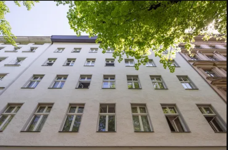 Home ownership in a popular Berlin neighborhood: Rented 3-room old building in Kreuzberg in Berlin