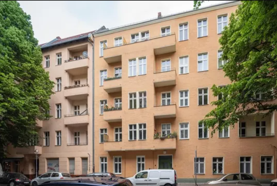 Residential property with charming 1-room apartment in a historic building in Neukölln in Berlin