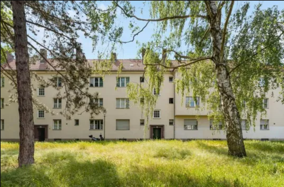 Investment! Bright rented apartment in a listed residential complex in Berlin