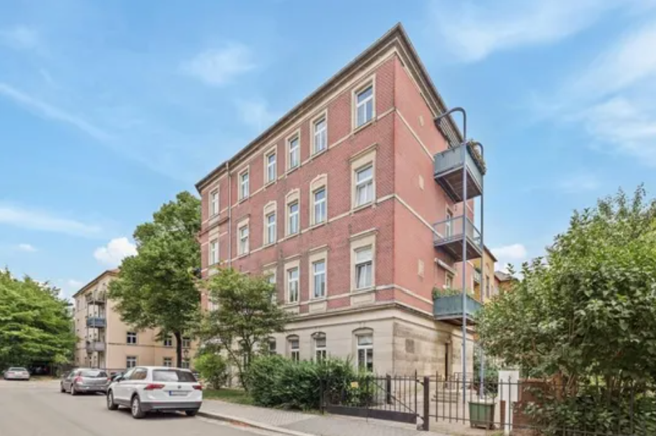 A unique opportunity for owner-occupiers or investors! Two immediately available apartments next to each other. in Dresden