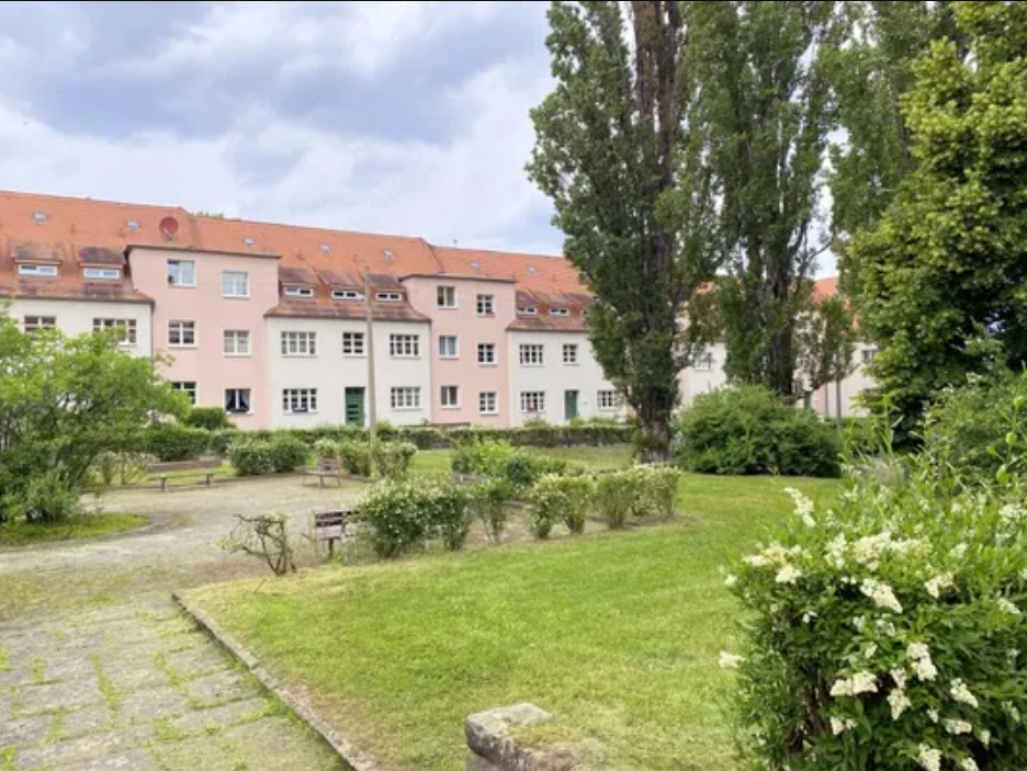 Ready-to-move-in 2-room apartment in need of renovation with potential – beautiful living at Dohnaer Platz! in Dresden