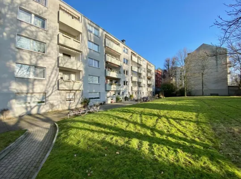 Spacious investment property with balcony in D-Rath! Commission-free! in Düsseldorf